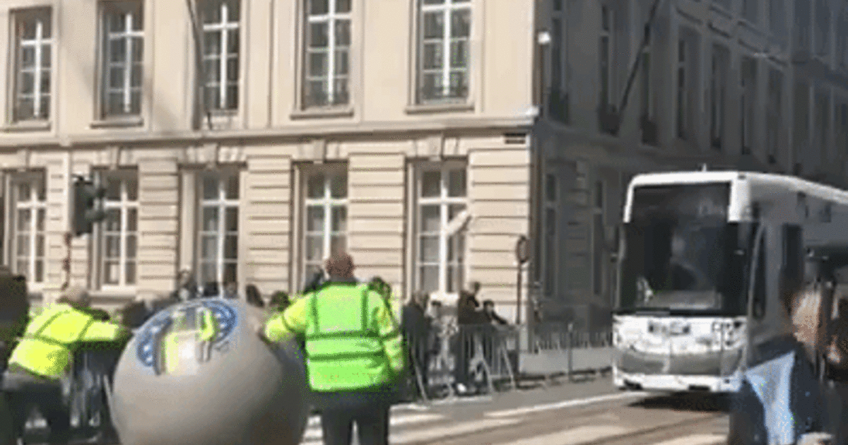 У Брюсселі водії влаштували боулінг на трамваях