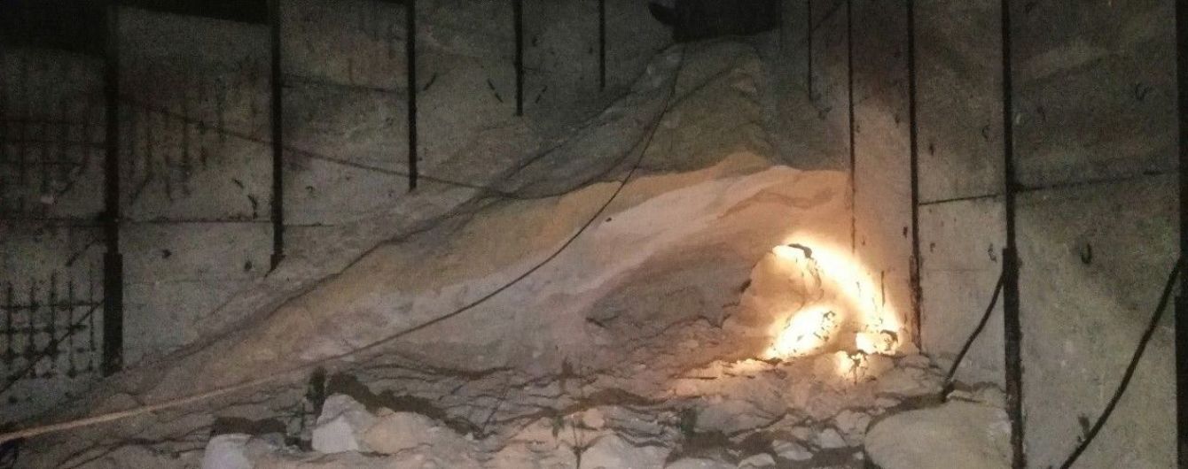 В Мариуполе двоих детей насмерть завалило песком в заброшенном ангаре