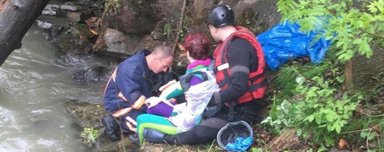 Падіння вантажівки в річку у Карпатах: рятувальники озвучили остаточну кількість жертв та постраждалих