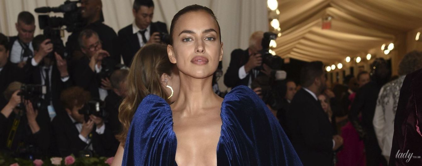 В бархатном платье с декольте до пупка: Ирина Шейк на Met Gala-2019 в Нью-Йорке