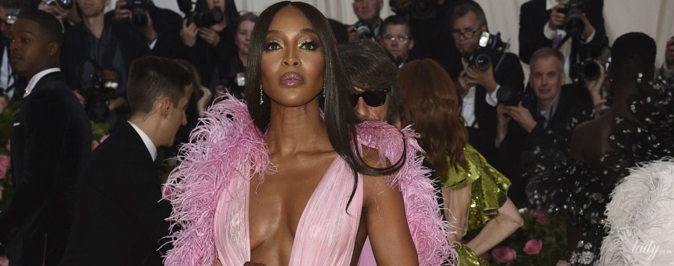 Вся в розовом и перьях: эффектный образ Наоми Кэмпбелл на Met Gala-2019