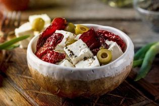 Маринованная болгарская брынза
