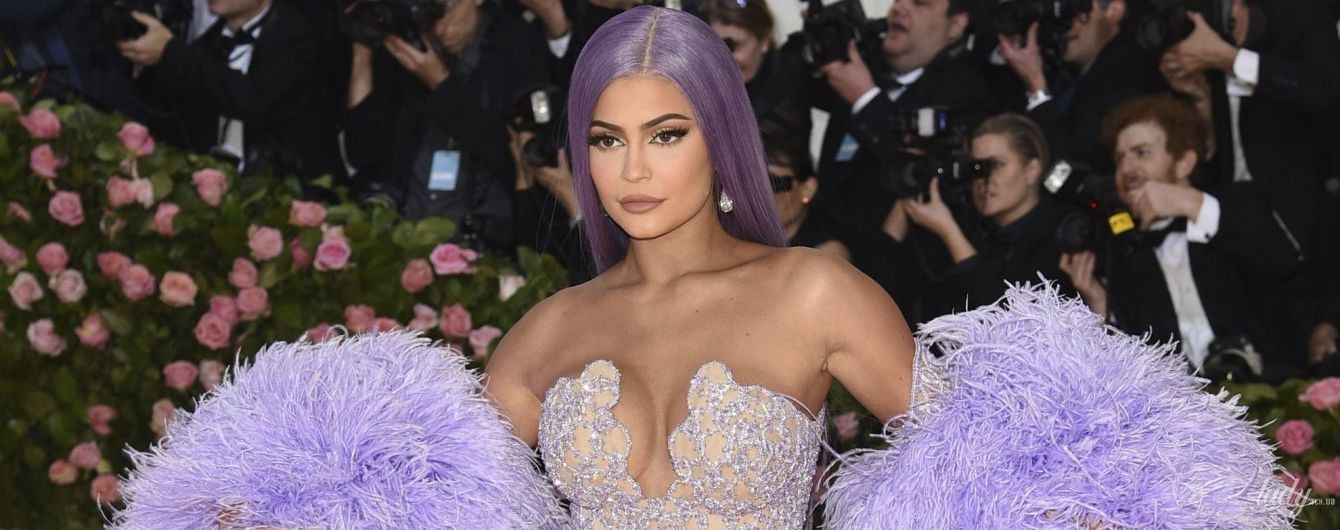 Вся в перьях и с откровенным декольте: образ Кайли Дженнер на Met Gala-2019