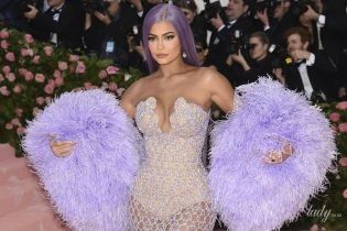 Вся в пір'ї та з відвертим декольте: образ Кайлі Дженнер на Met Gala-2019