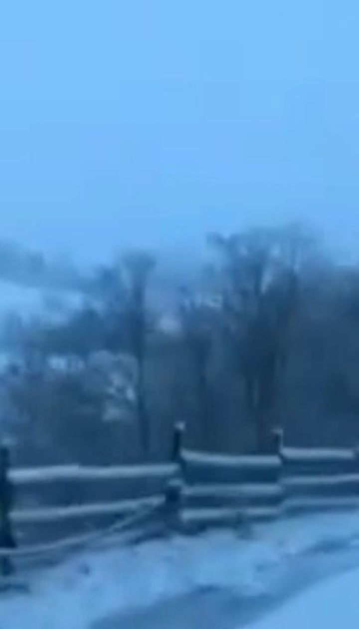 На Прикарпатье выпал майский снег, видимость на дорогах ограничена