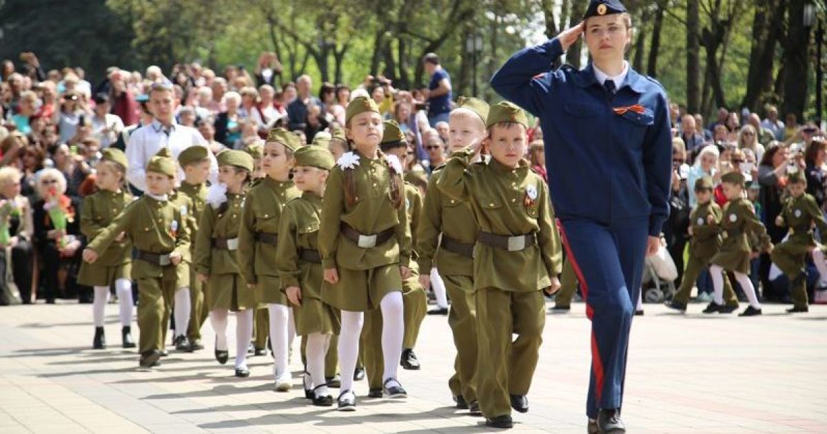 Парад дошкільних військ в Росії та жарти про подорожчання цибулі. Тренди Мережі
