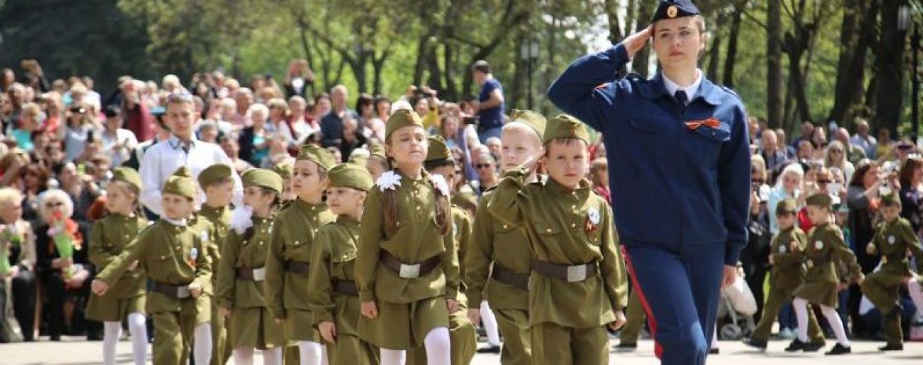 Парад дошкольных войск в России и шутки о подорожании лука. Тренды Сети