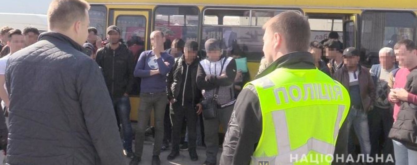 Облава на Троєщинському ринку: у Києві викрили півсотні іноземців-нелегалів