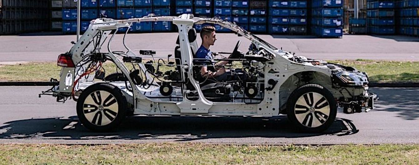 Volkswagen представит новый электрический Golf без обшивки