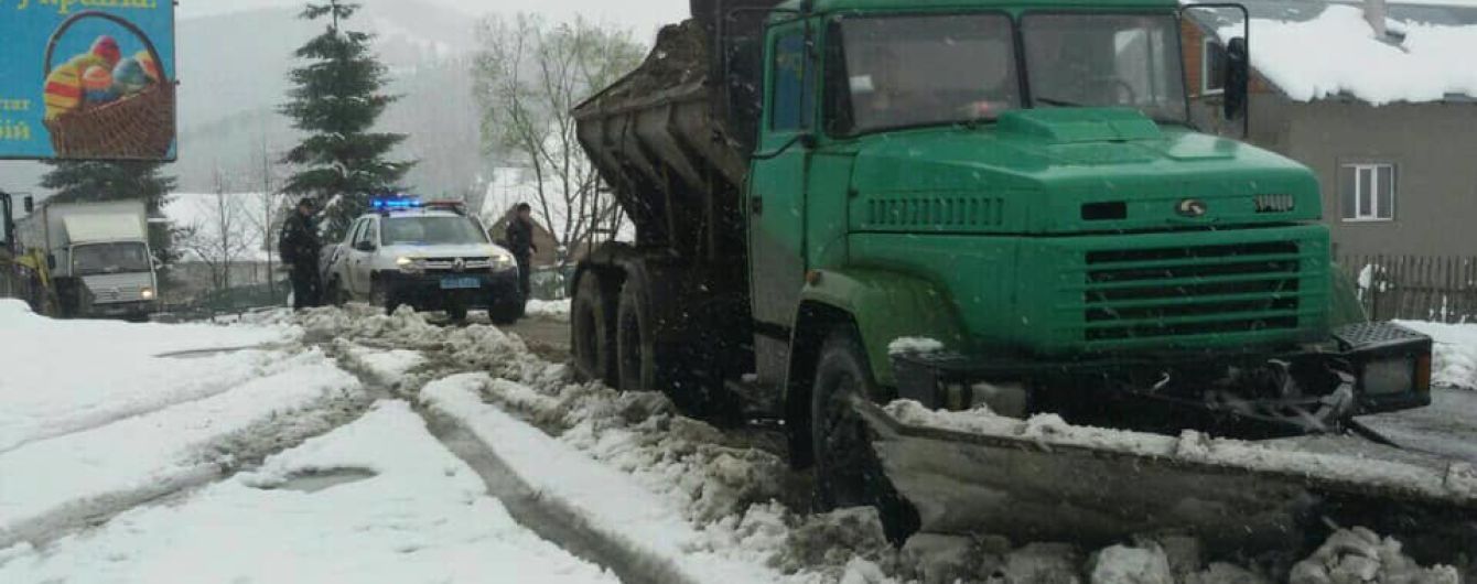Прикарпаття засипало снігом. Рятувати ситуацію на дорогах взялися патрульні