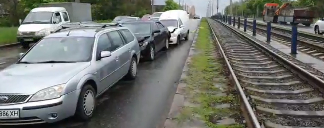 В Киеве на Комарова из-за ямы столкнулось полдесятка авто