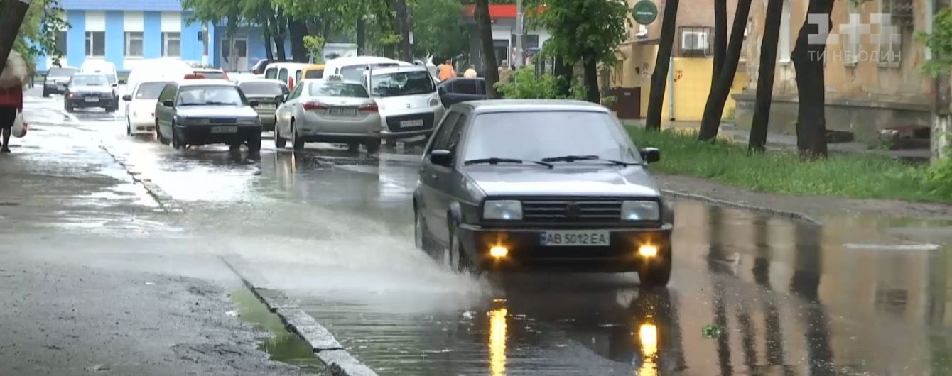 В Виннице ливнем затопило улицы: вода доходила до дверей машин