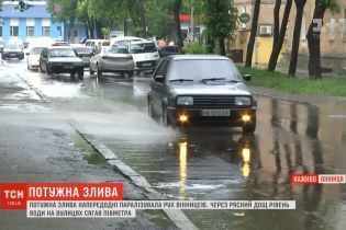 У Вінниці зливою затопило вулиці: вода доходила до дверцят машин