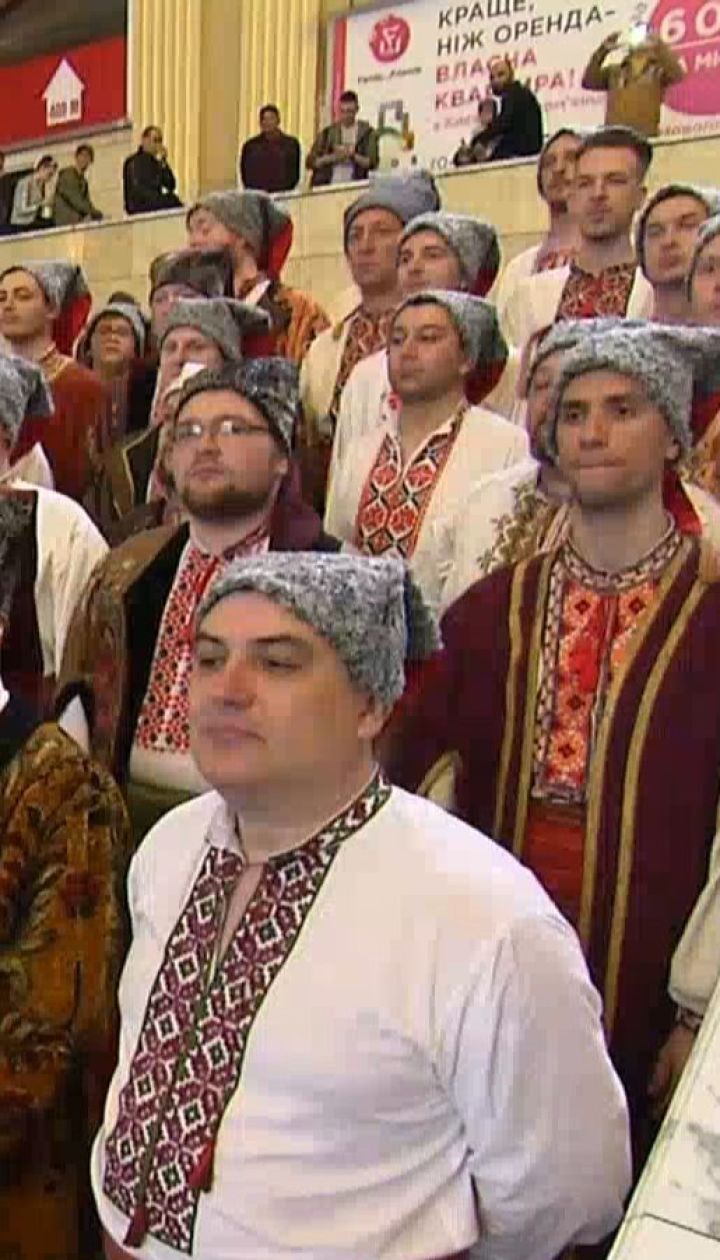 Музыка, объятия и старинный паровоз: на киевском вокзале провожали капеллу в турне