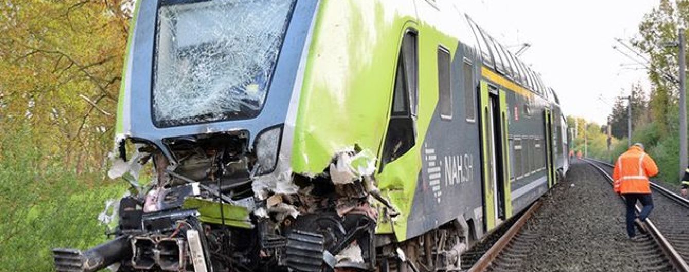 У Німеччині потяг зіткнувся з вантажівкою, постраждали десятки людей