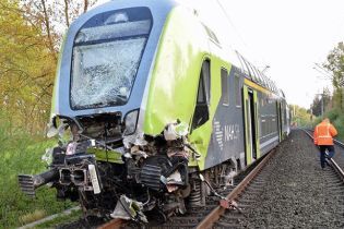 У Німеччині потяг зіткнувся з вантажівкою, постраждали десятки людей