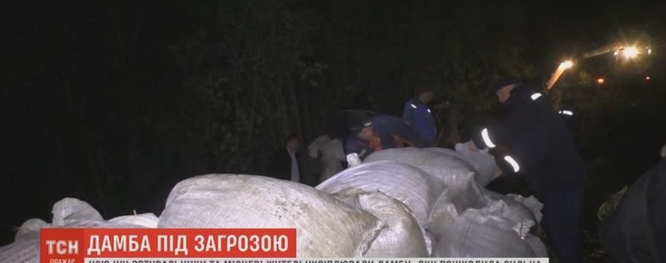 Спасатели на Буковине всю ночь латали дыру в дамбе, чтобы не допустить масштабного прорыва