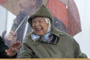 Увосьме прабабуся: королева Єлизавета II на кінній виставці