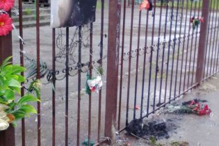 В Одессе трое неизвестных сожгли цветы у Дома профсоюзов