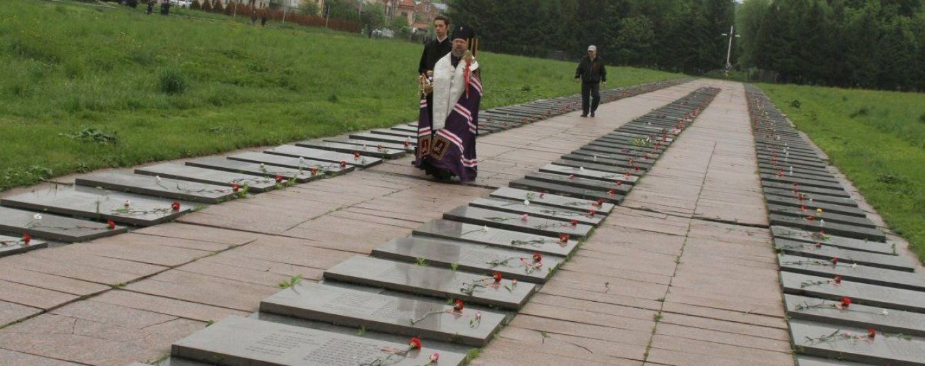 Во Львове мужчина забросал яйцами гранитный "орден Отечественной войны", полиция составила админпротокол