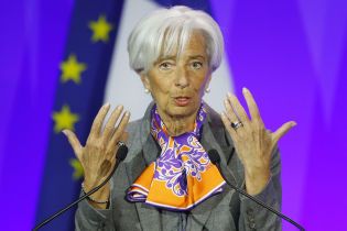 Лагард приостановила свое руководство в МВФ