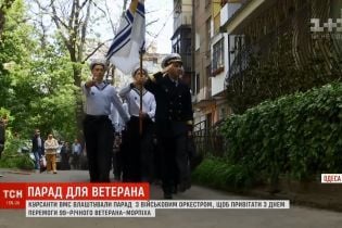 Лицеисты в Одессе устроили парад победы под многоэтажкой с ветераном на балконе