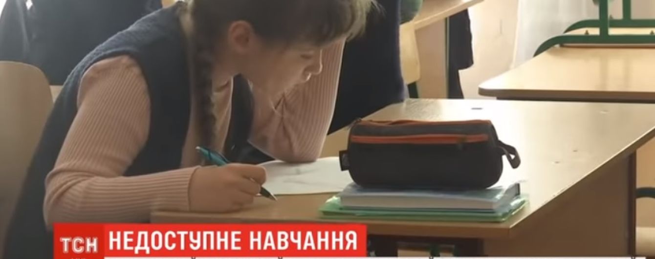 В Николаеве в инклюзивной школе два года не работает лифт за 2 млн грн из-за одной потерянной детали