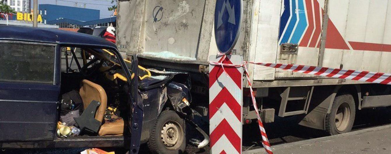 У Києві легковик із двома військовими на швидкості влетів у припарковану вантажівку, є загиблі