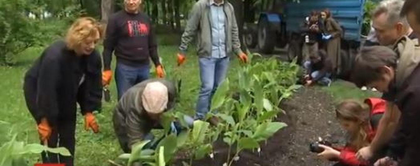 “Саджайте квіти, а не людей”: у Києві провели акцію до 5 річниці арешту Сенцова