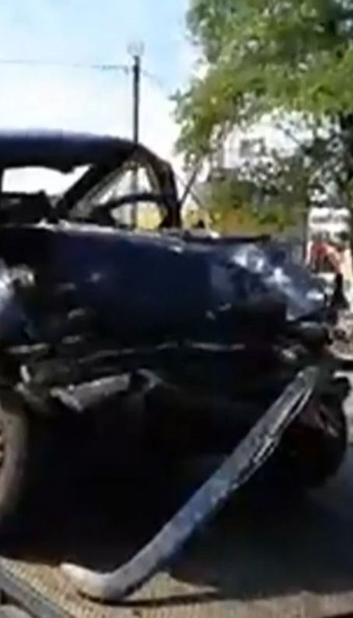 У Києві на кільцевій дорозі легковик врізався у вантажівку, двоє людей загинули