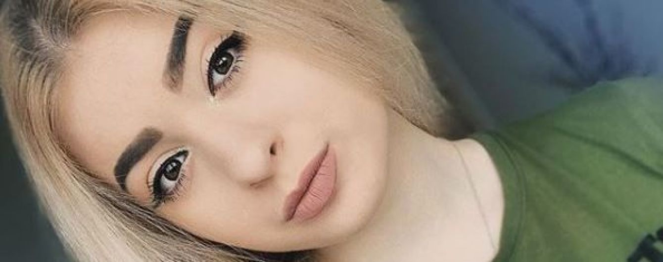 Дочь чиновника Минобороны разбросала траурные цветы, возложенные ко Дню победы над нацизмом
