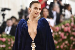 Загорелая Ирина Шейк в нижнем белье продемонстрировала стальной пресс