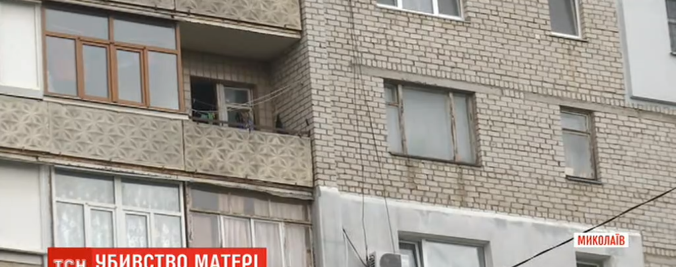 Миколаївську пенсіонерку син викинув з балкона: 30 років тому з нього випала сестра зловмисника