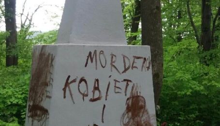 В Польше украинский памятник обрисовали матами в адрес УПА и Бандеры