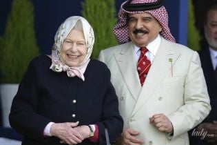 В платке и с ярким макияжем: королева Елизавета II встретилась с королем Бахрейна