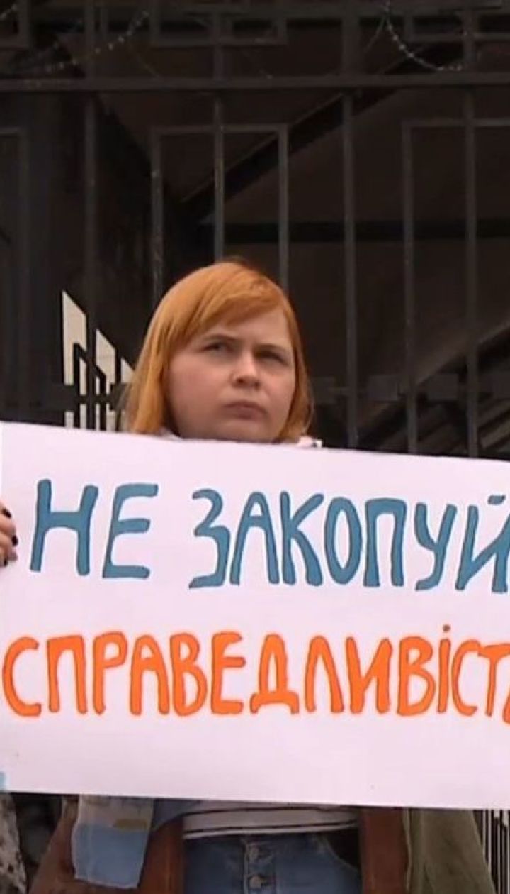 "Ніякої амністії кремлівським злочинцям": біля будівлі посольства РФ в Києві відбулася акція