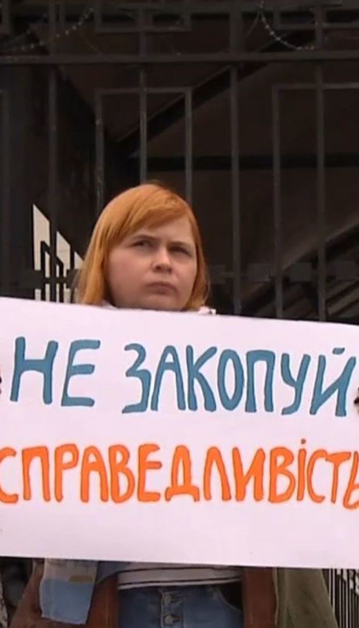 "Никакой амнистии кремлевским преступникам": у здания посольства РФ в Киеве состоялась акция