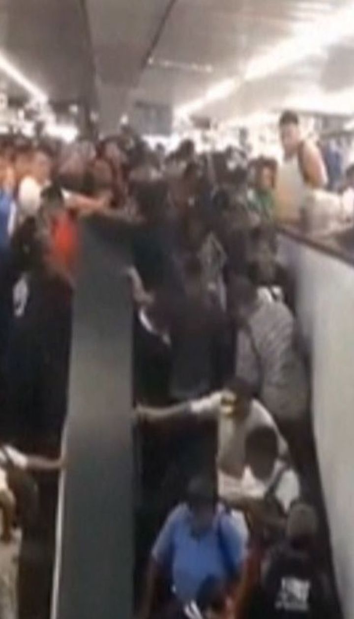 Ефект доміно на ескалаторі: у Мексиці в метро жінка впала й потягнула за собою інших