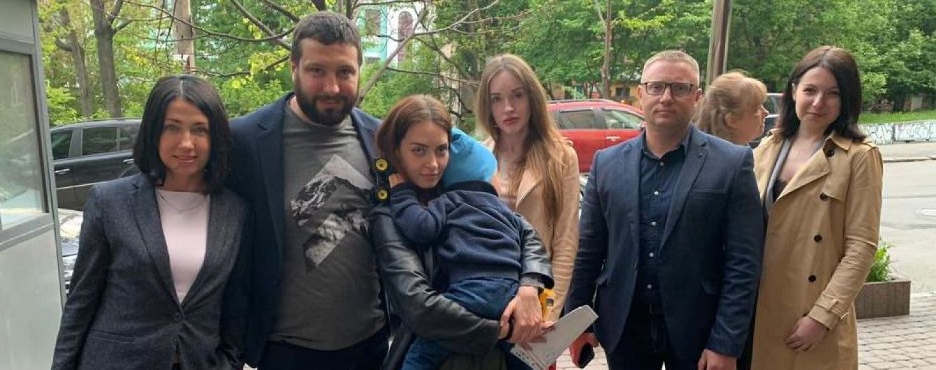 Мальчика, которого похитил отец-иностранец, отпустили из посольства Дании к маме