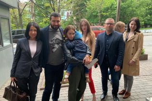 Мальчика, которого похитил отец-иностранец, отпустили из посольства Дании к маме