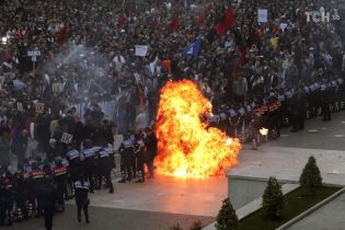В Албании разгорелся антиправительственный протест: в здания ведомств летят коктейли Молотова