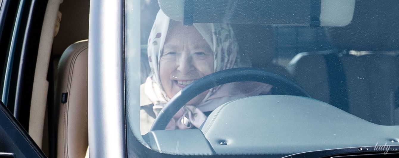 За рулем и счастлива: 93-летняя королева Елизавета II приехала на конные соревнования на Range Rover