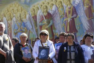 У Києві відбувся хід матерів загиблих українських військових: як це було