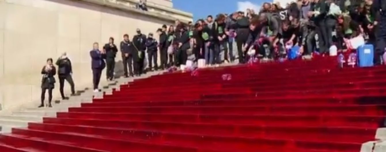 У Парижі навпроти Ейфелевої вежі еко-активісти вилили 300 літрів фейкової крові