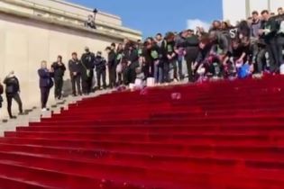 В Париже напротив Эйфелевой башни эко-активисты вылили 300 литров фейковой крови