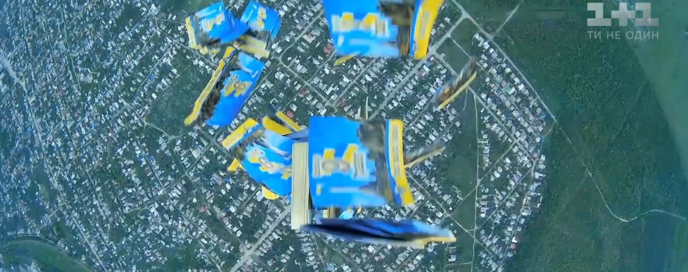 Українські військові закидали окупований Луганськ патріотичними листівками