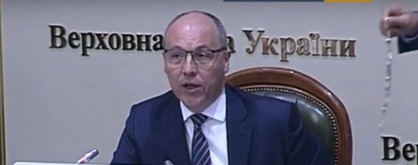 Согласительный совет в ВР: Парубию принесли наручники и обвинили в затягивании инаугурации