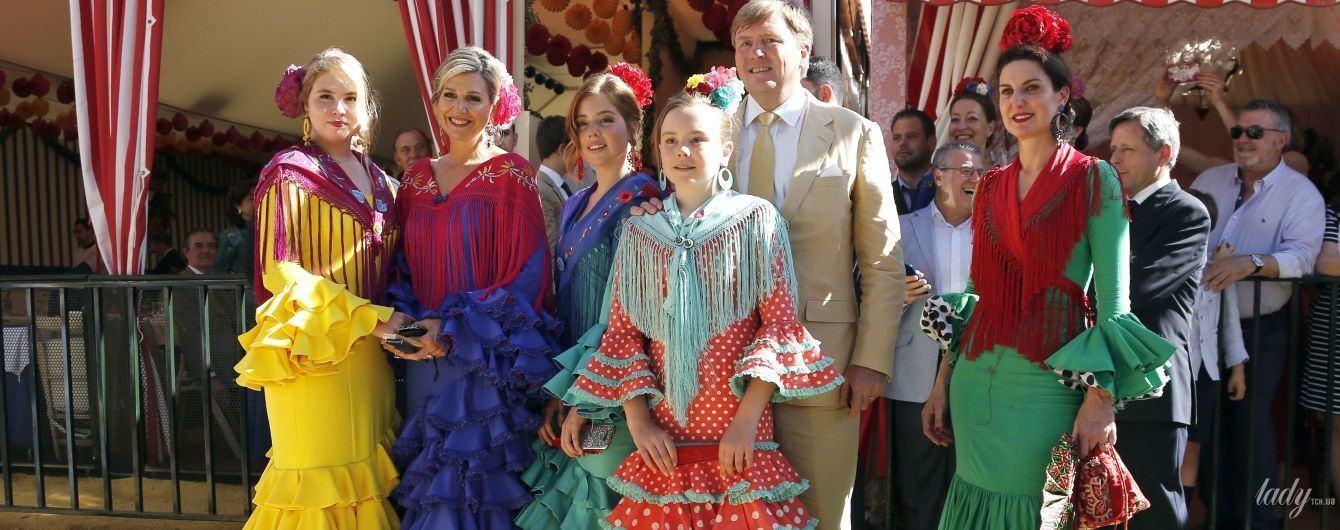 В ярком платье с рюшами: королева Максима с мужем и дочками на фестивале в Севилье