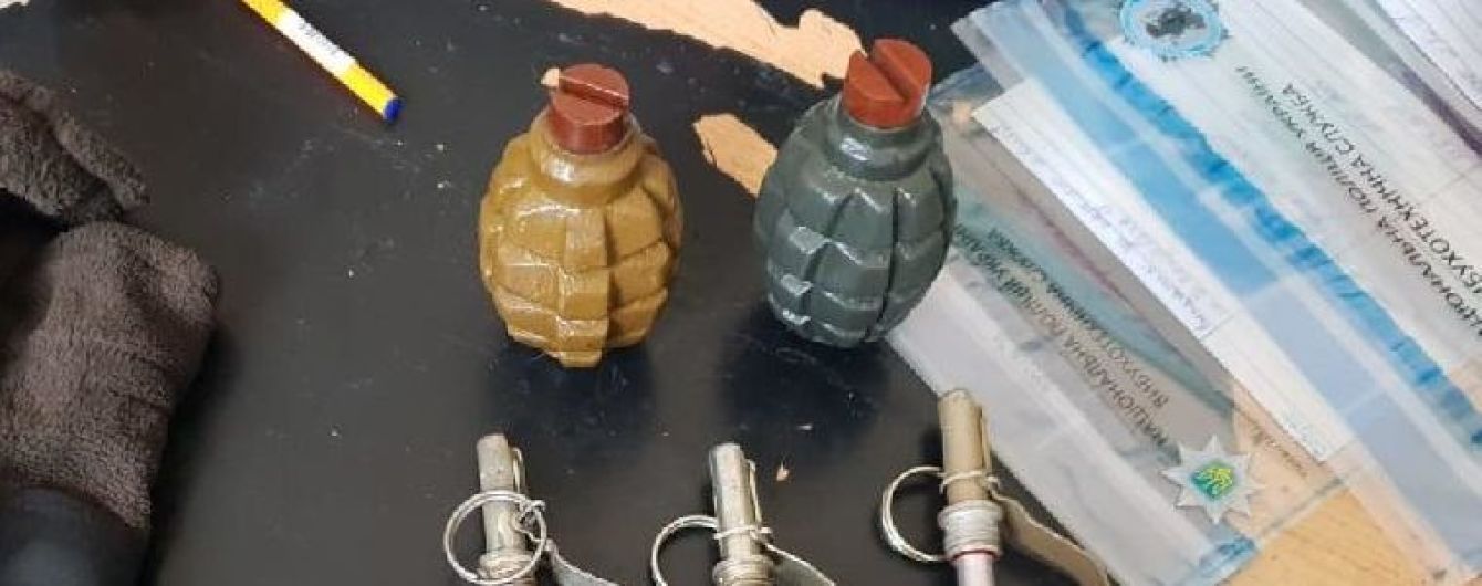 У Києві на станції метро “Вокзальна” упіймали чоловіка з бойовими гранатами