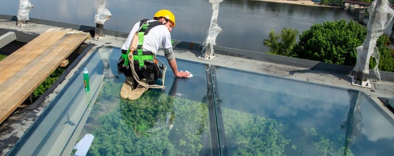 У Києві новий пішохідний міст обладнають скляною підлогою
